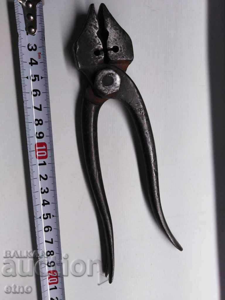 Auction VINTAGE TOOL, PLIERS, APPLIANCE Auction VINTAGE TOOL, PLIERS, APPLIANCE