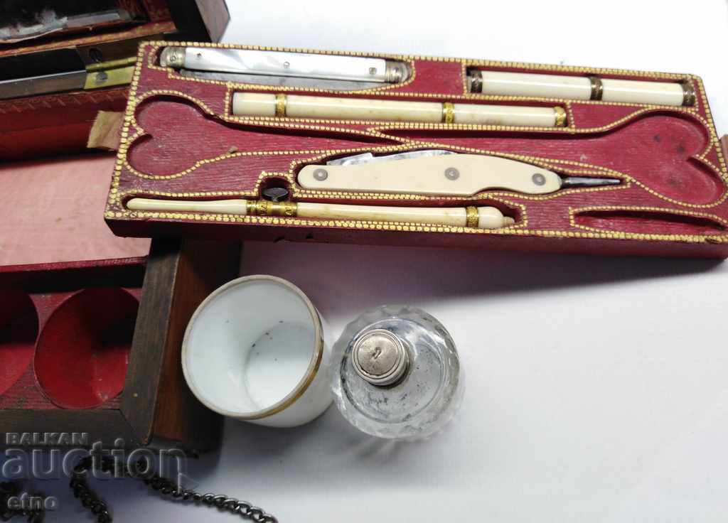Delivery of VINTAGE LADIES COSMETIC BOX, DRESSING TABLE FROM THE 19TH CENTURY Delivery of VINTAGE LADIES COSMETIC BOX, DRESSING TABLE FROM THE 19TH CENTURY