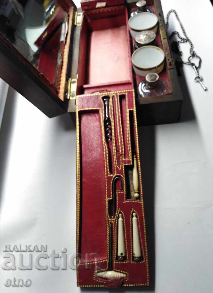 VINTAGE LADIES COSMETIC BOX, DRESSING TABLE FROM THE 19TH CENTURY - 6 VINTAGE LADIES COSMETIC BOX, DRESSING TABLE FROM THE 19TH CENTURY - 6