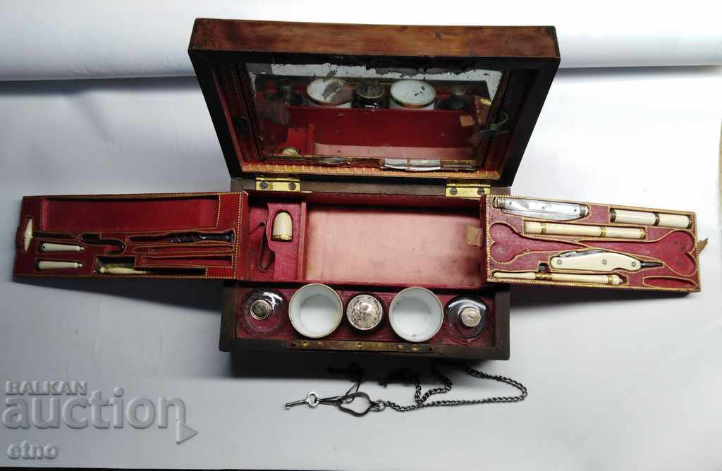 VINTAGE WOMEN'S COSMETIC BOX WITH ACCESSORIES FROM THE 19TH CENTURY