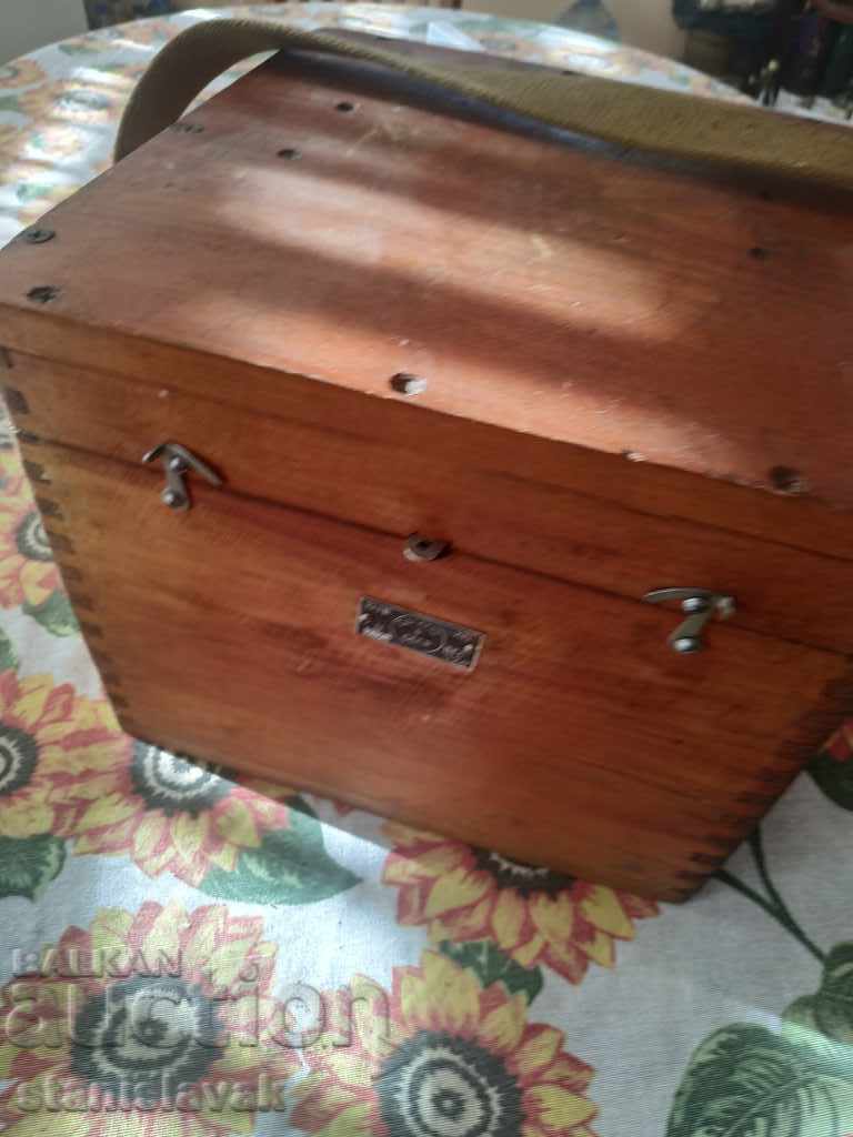 Μαγνητική πυξίδα σε άριστη κατάσταση με εξωτερικό κουτί μεταφοράς με τιμή 1300.00 BGN | € 664.68 Μαγνητική πυξίδα σε άριστη κατάσταση με εξωτερικό κουτί μεταφοράς με τιμή 1300.00 BGN | € 664.68