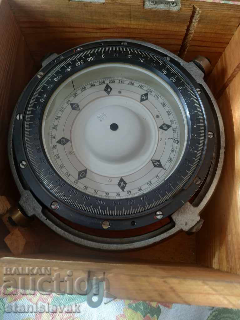 Magnetic compass in excellent condition with outer transport case