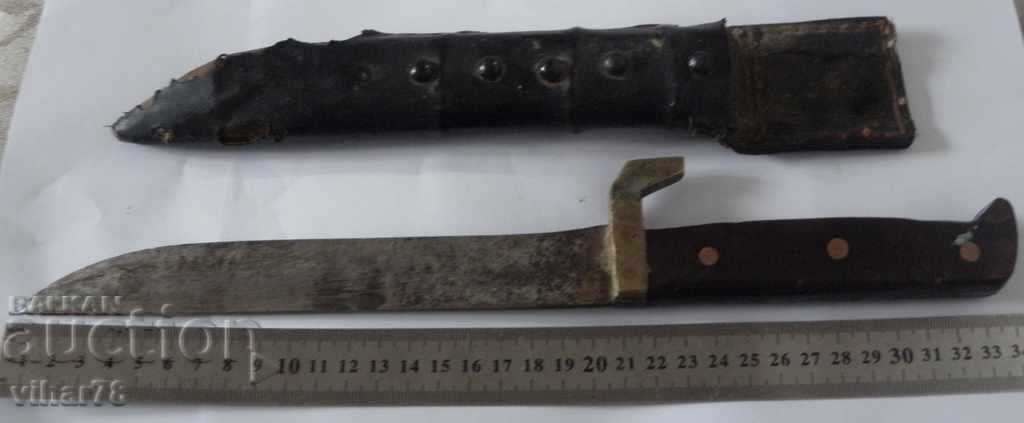 Παλιό μαχαίρι με ξύλινη λαβή