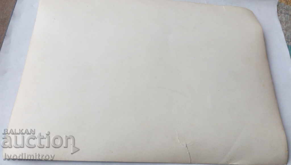 Снимка Младоженци със свои приятели с цена € 0.84 | 1.64 лв.