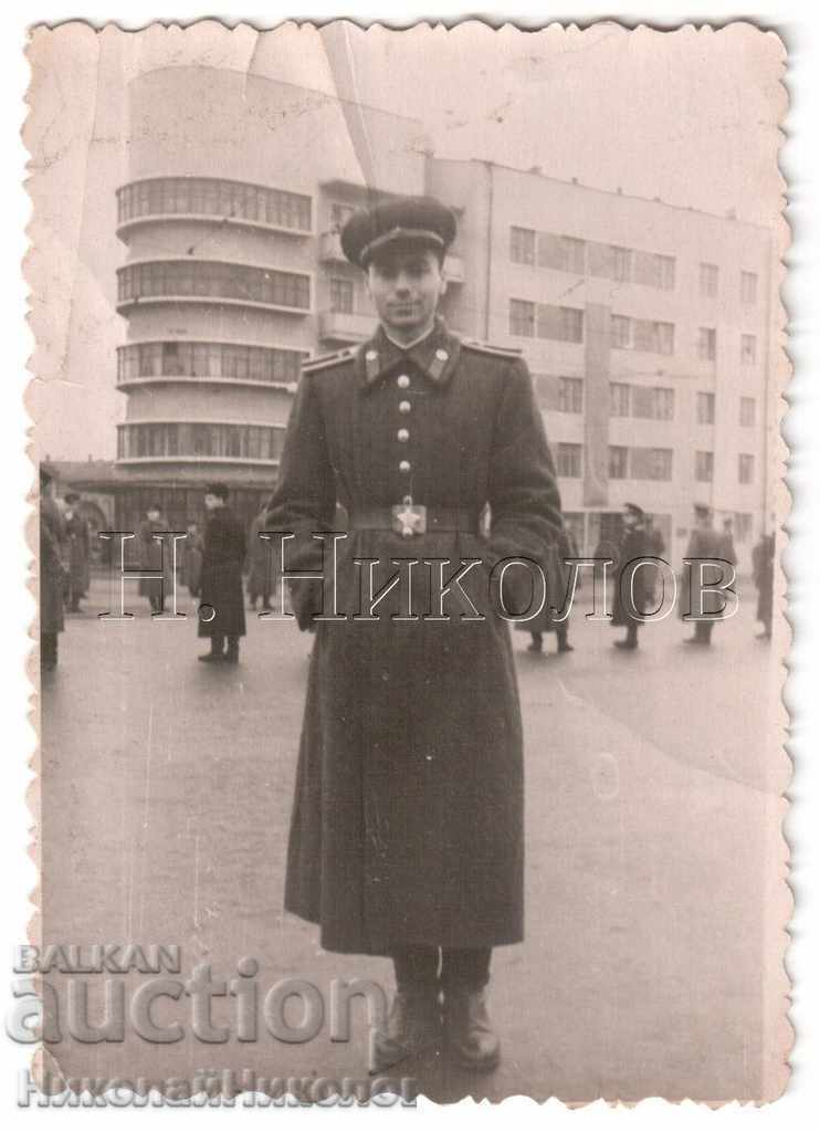 1957 ΠΑΛΙΑ ΦΩΤΟΓΡΑΦΙΑ ΕΣΣΔ ΓΚΟΡΚΥ ΣΤΡΑΤΙΩΤΗΣ ΜΕ ΠΑΛΤΟ Α922