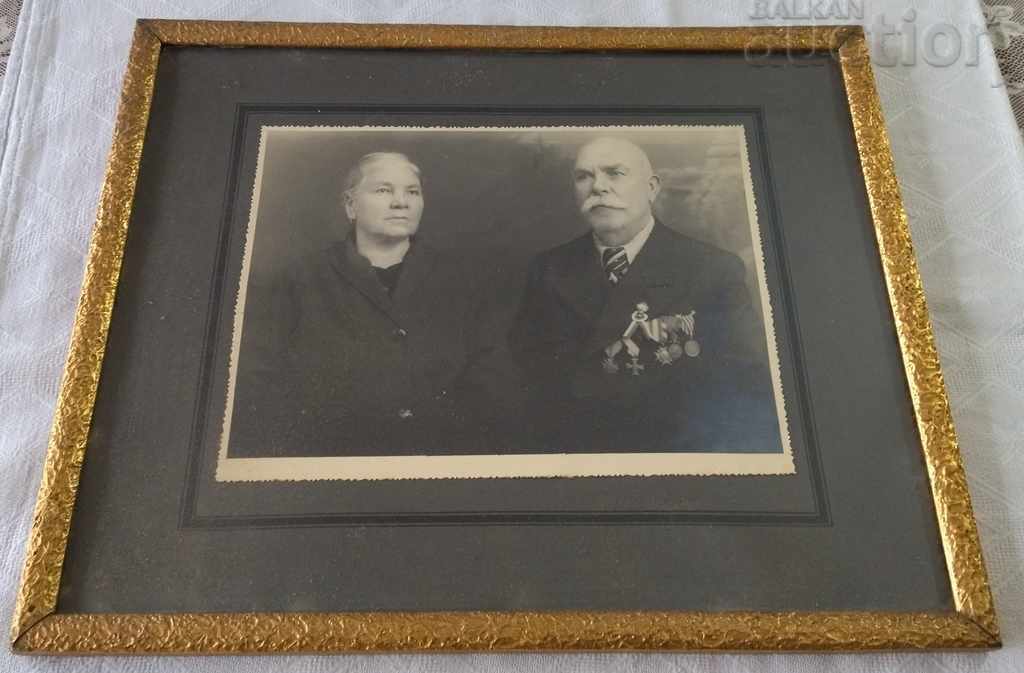 VETERAN WITH MEDALS AND DECORATIONS FRAMED PHOTO