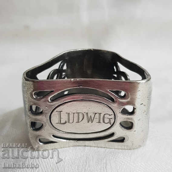 Auction Napkin ring in Art Nouveau WMF style. Auction Napkin ring in Art Nouveau WMF style.