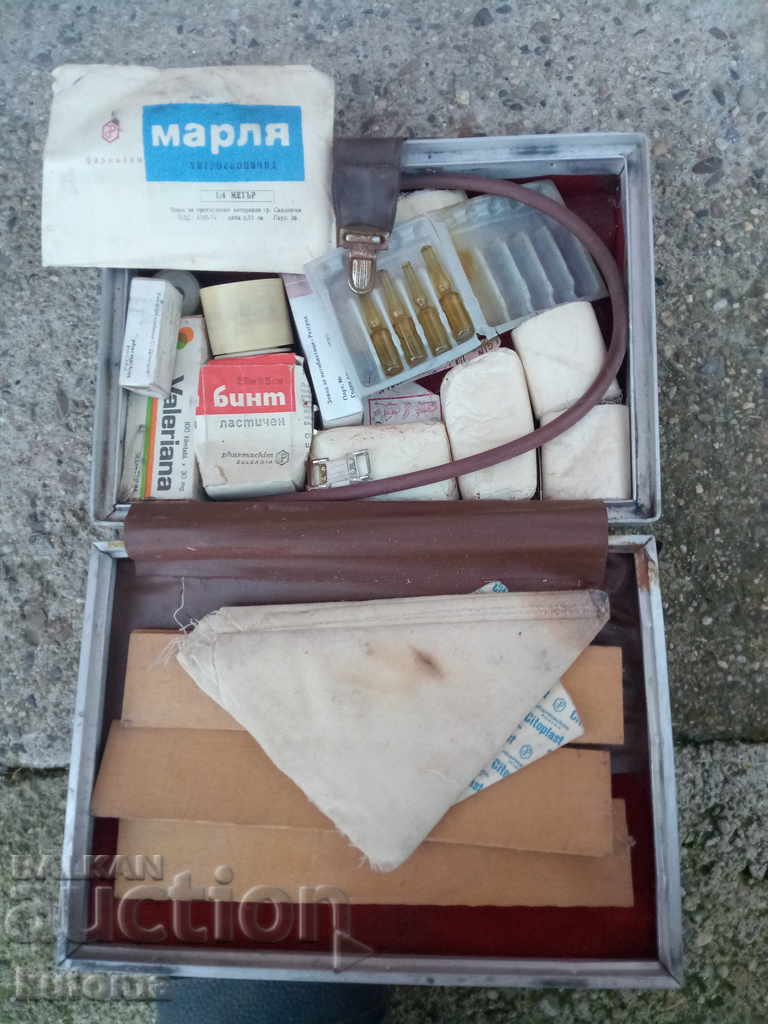 Trusă de prim ajutor pentru mașină veche cu preț 14.99 BGN | € 7.66