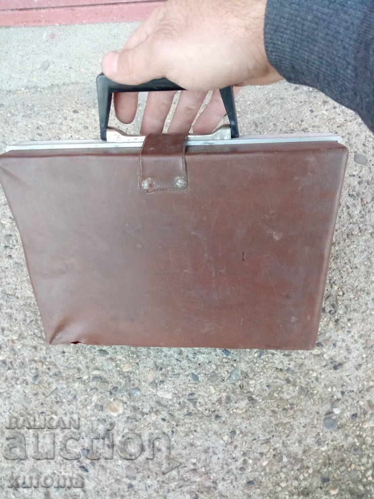 Licitație Trusă de prim ajutor pentru mașină veche