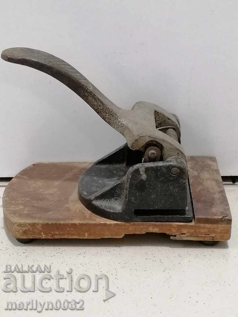 Old Cast Iron Perforator Kingdom of Bulgaria with price 32.00 BGN | € 16.36 Old Cast Iron Perforator Kingdom of Bulgaria with price 32.00 BGN | € 16.36