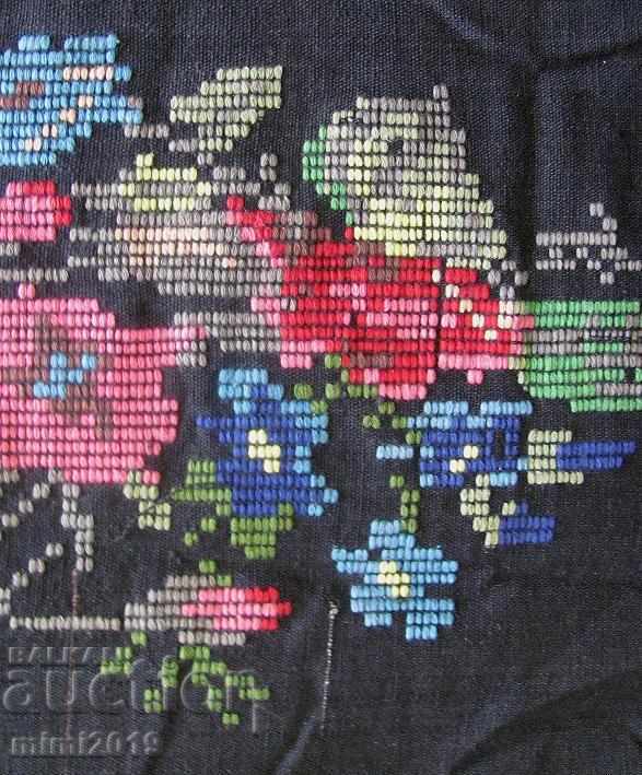 Costum Femei Artă Populară cu preț 20.00 BGN | € 10.23 Costum Femei Artă Populară cu preț 20.00 BGN | € 10.23