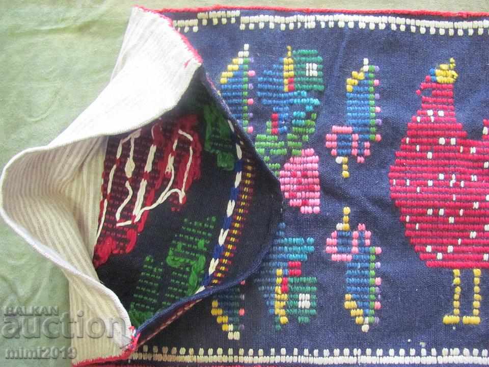 Arta populară din secolul al XIX-lea, pernă din lână țesută și brodat manual cu preț 84.00 BGN | € 42.95 Arta populară din secolul al XIX-lea, pernă din lână țesută și brodat manual cu preț 84.00 BGN | € 42.95