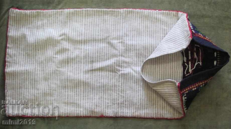 Livrarea Arta populară din secolul al XIX-lea, pernă din lână țesută și brodat manual Livrarea Arta populară din secolul al XIX-lea, pernă din lână țesută și brodat manual