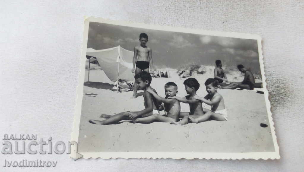 Снимка Момченца на влакче на пясъка