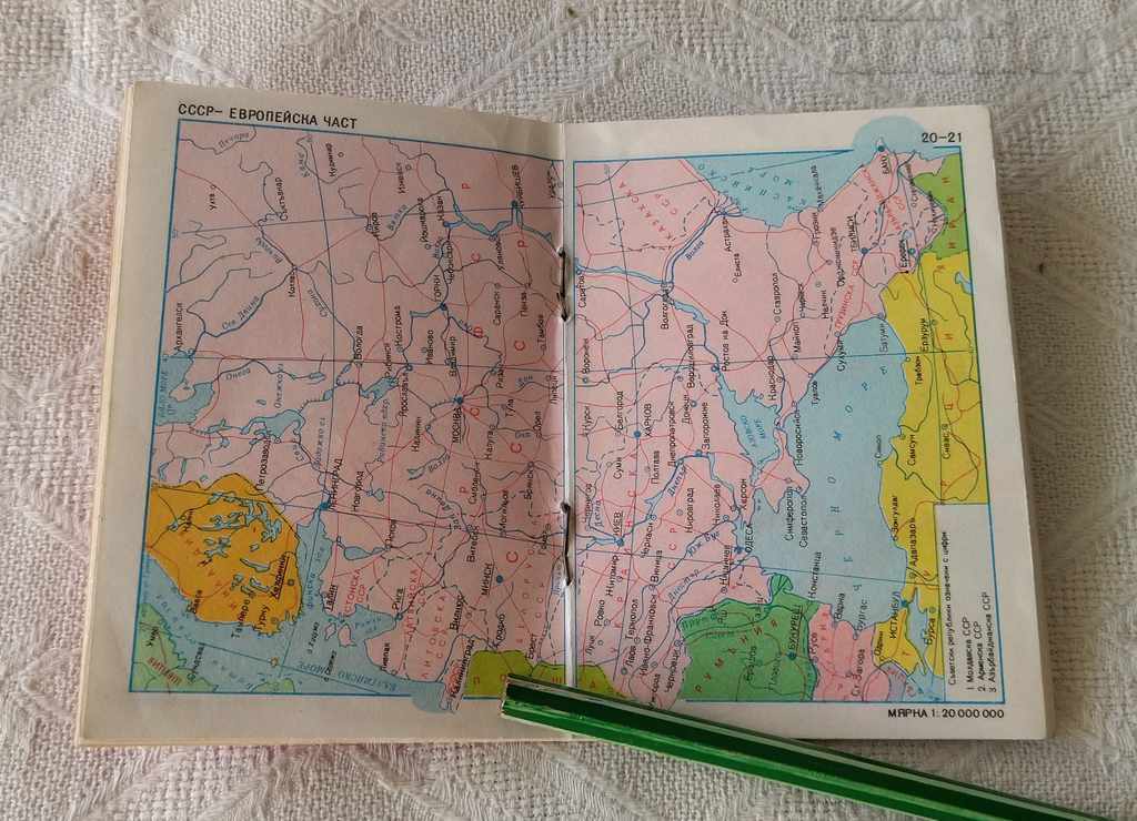 Auction POLITICAL ATLAS 1977 POCKET FORMAT Auction POLITICAL ATLAS 1977 POCKET FORMAT