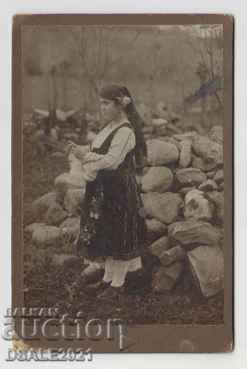 Foto veche fată din carton în costum popular 1910