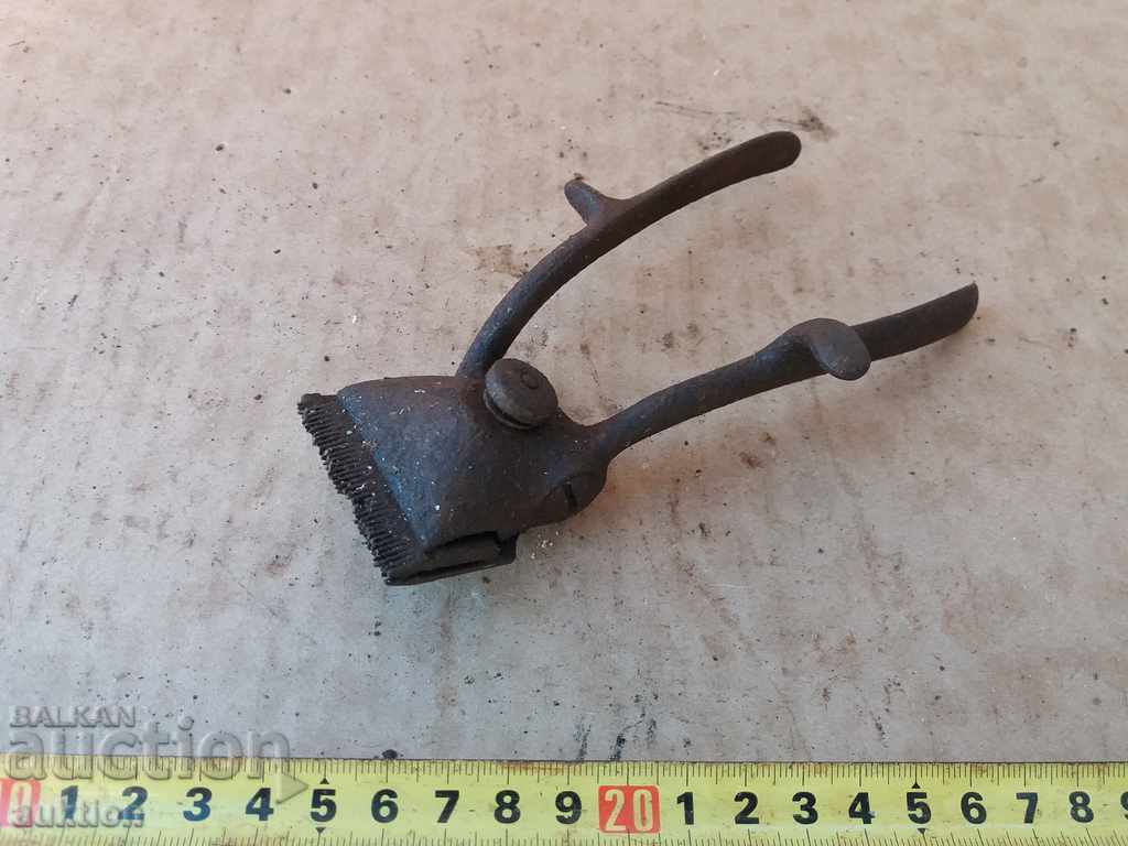 OLD METAL CUTTING MACHINE with price 2.99 BGN | € 1.53 OLD METAL CUTTING MACHINE with price 2.99 BGN | € 1.53