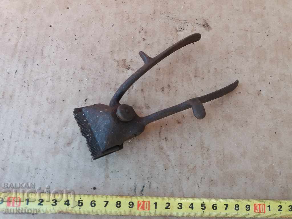 Auction OLD METAL CUTTING MACHINE Auction OLD METAL CUTTING MACHINE