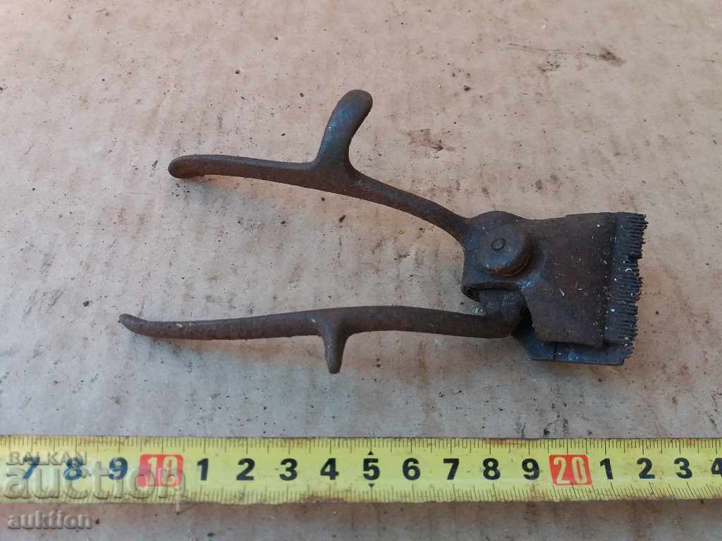 OLD METAL CUTTING MACHINE - 6 OLD METAL CUTTING MACHINE - 6