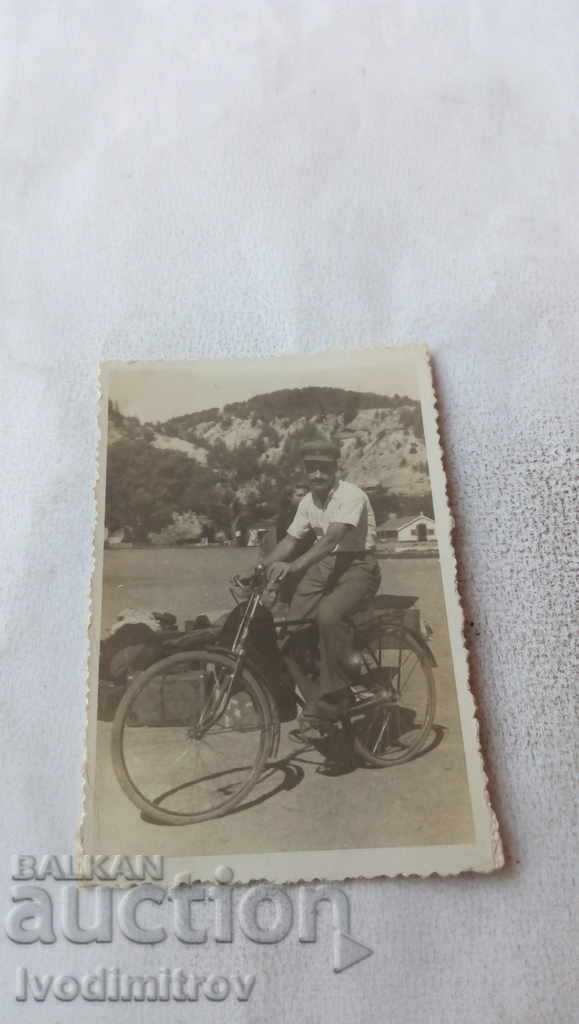 Снимка Мъж с ретро велосипед