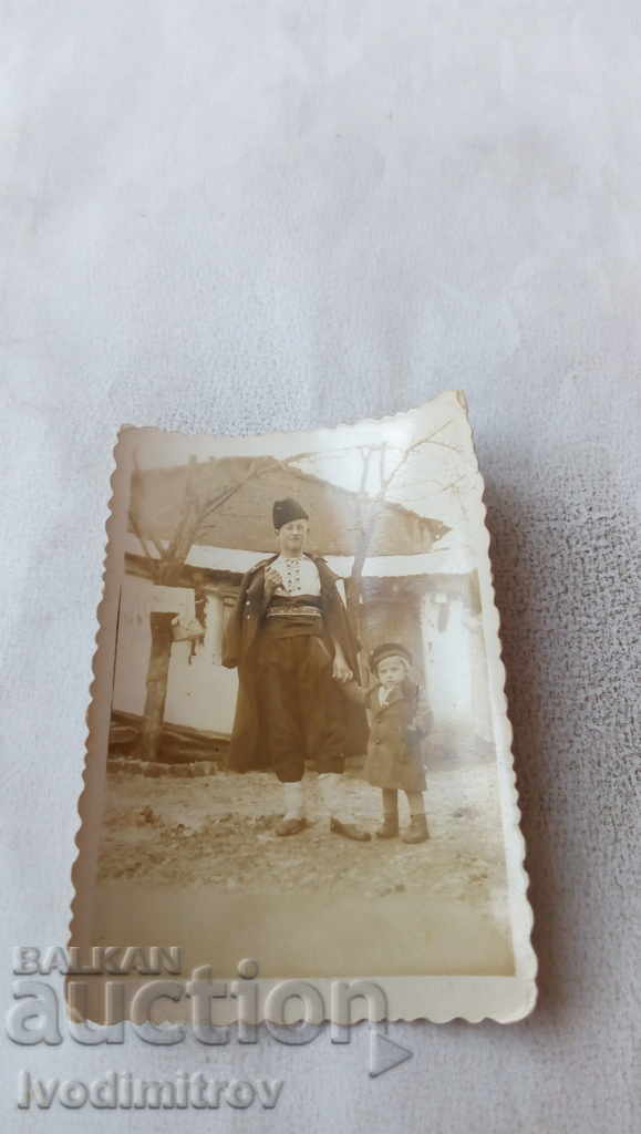 Снимка Мъж с народна носия и малко момиченце