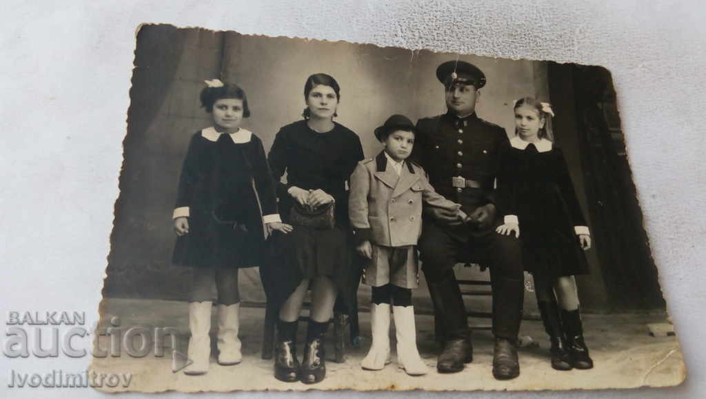 Photo Officer with his family