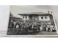 Photo Group of people in the yard of a country house