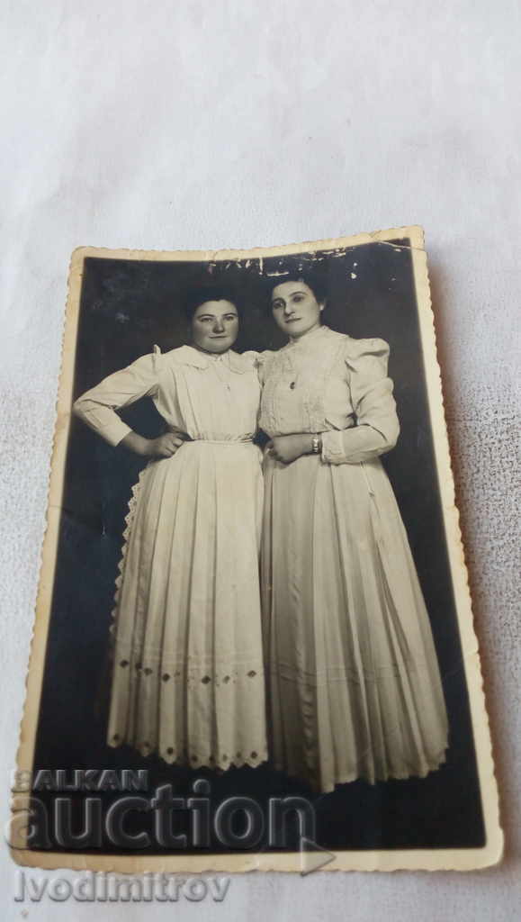 Photo Two young women in white dresses