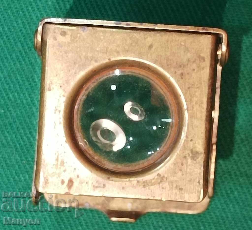 Delivery of I am selling an old antique magnifying glass.