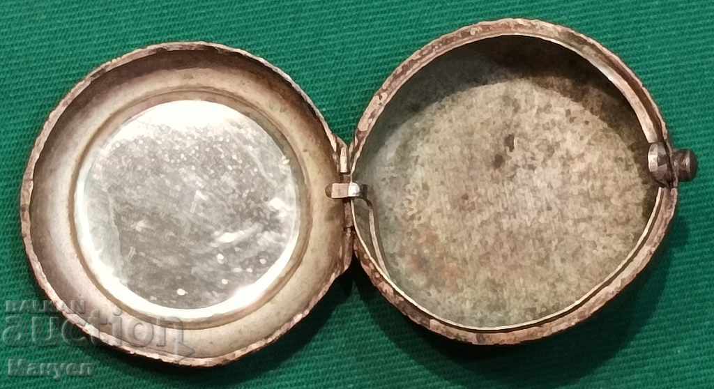 Delivery of I am selling an old antique beautiful blush box, powder Delivery of I am selling an old antique beautiful blush box, powder