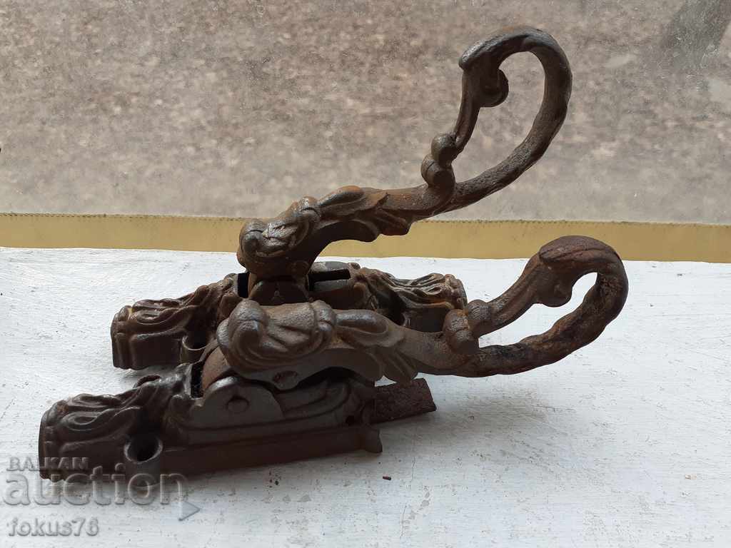 Old cast iron baroque reamers window fittings - 6 Old cast iron baroque reamers window fittings - 6