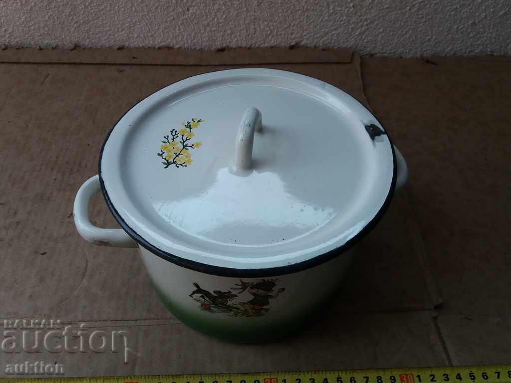 Auction ENAMELED CHILDREN'S POT WITH ILLUSTRATIONS - SOCIAL MARKINGS. Auction ENAMELED CHILDREN'S POT WITH ILLUSTRATIONS - SOCIAL MARKINGS.