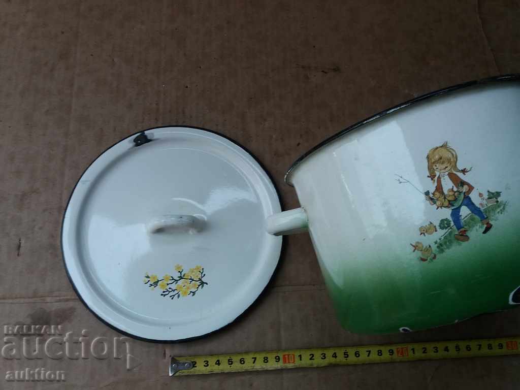 ENAMELED CHILDREN'S POT WITH ILLUSTRATIONS - SOCIAL MARKINGS. - 7 ENAMELED CHILDREN'S POT WITH ILLUSTRATIONS - SOCIAL MARKINGS. - 7