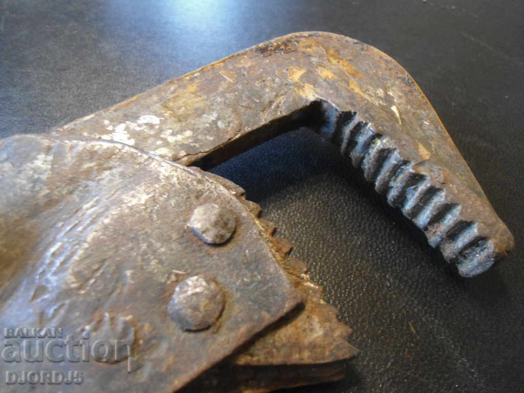 Старинен ключ с цена 12.00 лв. | € 6.14 Старинен ключ с цена 12.00 лв. | € 6.14