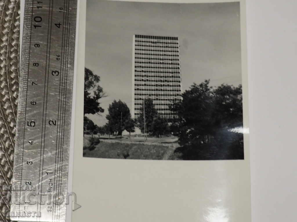 φωτογραφία παλιό κτίριο με θέα τη δεκαετία του '70