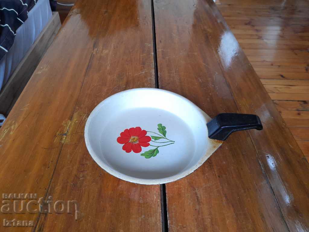 Old enameled omelet pan, pan with price 22.00 BGN | € 11.25 Old enameled omelet pan, pan with price 22.00 BGN | € 11.25
