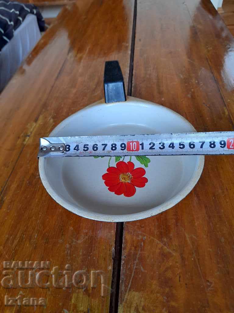 Auction Old enameled omelet pan, pan Auction Old enameled omelet pan, pan