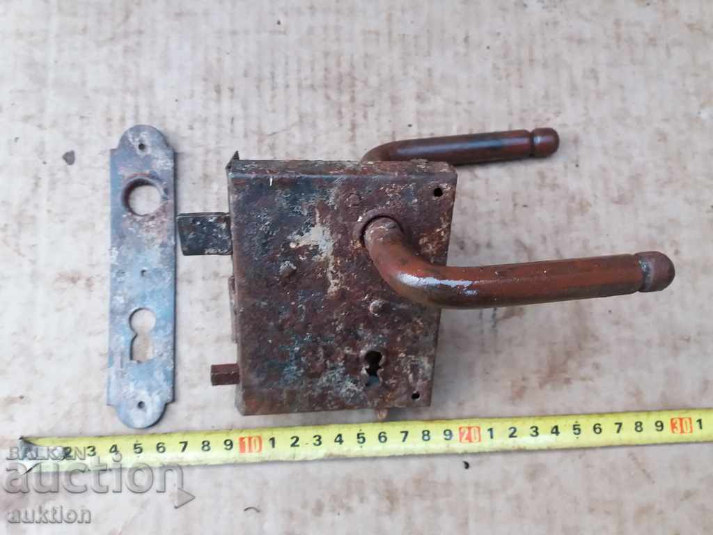 Auction WROUGHT REVIVAL LOCK - SOLID IRON Auction WROUGHT REVIVAL LOCK - SOLID IRON