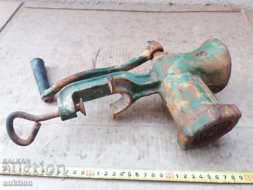 Delivery of OLD MASSIVE MEAT GRINDER, WITH MARKING AND ENAMEL Delivery of OLD MASSIVE MEAT GRINDER, WITH MARKING AND ENAMEL