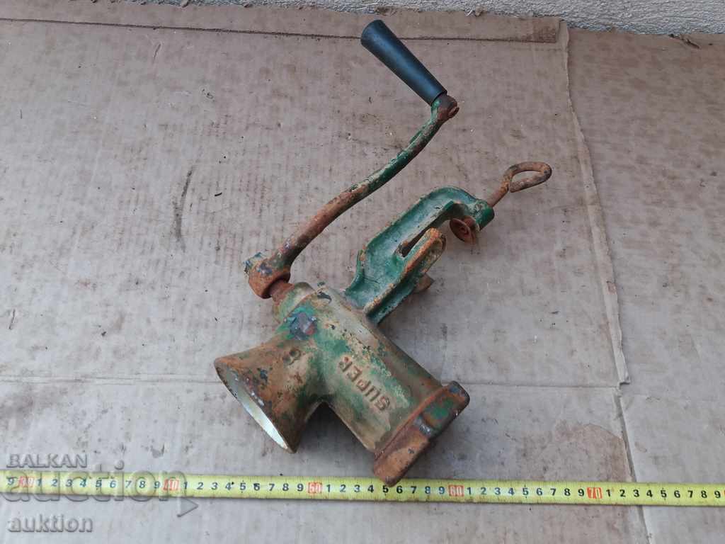 OLD MASSIVE MEAT GRINDER, WITH MARKING AND ENAMEL - 6 OLD MASSIVE MEAT GRINDER, WITH MARKING AND ENAMEL - 6