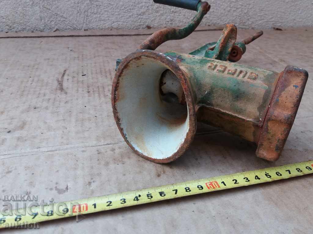 OLD MASSIVE MEAT GRINDER, WITH MARKING AND ENAMEL - 7 OLD MASSIVE MEAT GRINDER, WITH MARKING AND ENAMEL - 7