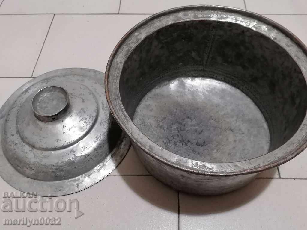 Delivery of Copper pot with a lid of a copper cup cooker Delivery of Copper pot with a lid of a copper cup cooker