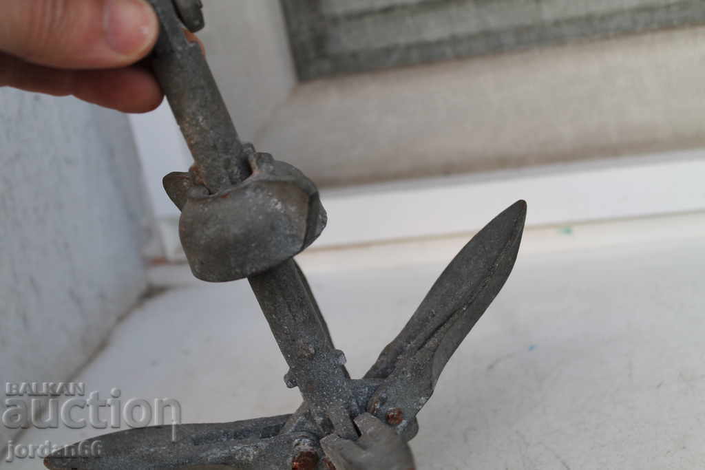 Auction A small anchor Auction A small anchor