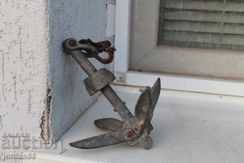 A small anchor A small anchor