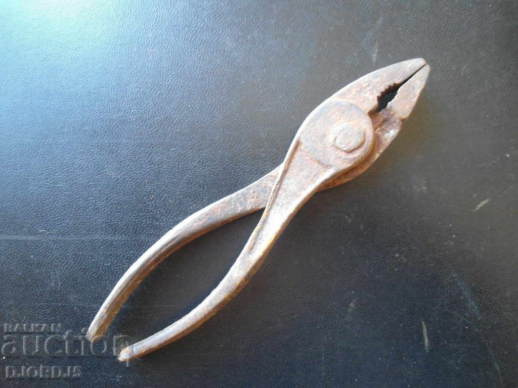 Old pliers with price 2.00 BGN | € 1.02 Old pliers with price 2.00 BGN | € 1.02