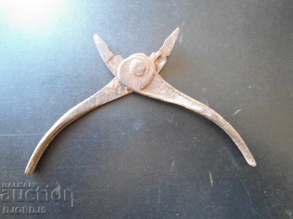 Auction Old pliers Auction Old pliers
