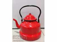 Εμαγιέ τσαγιέρα από την κατσαρόλα με εμαγιέ καφετιέρα