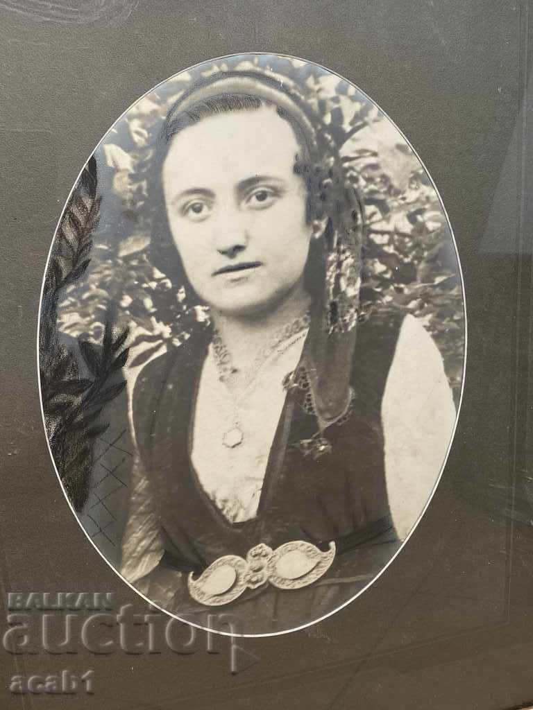 Φωτογραφία με μεγάλο πλαίσιο (πόρπες, κοστούμι) με τιμή 39.99 BGN | € 20.45