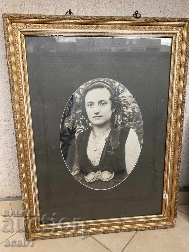 Large frame photo (buckles, costume)