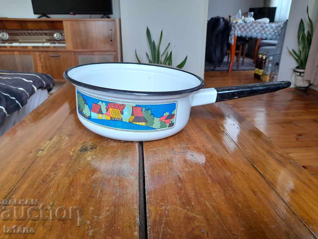 Auction  Old enameled strainer, colander